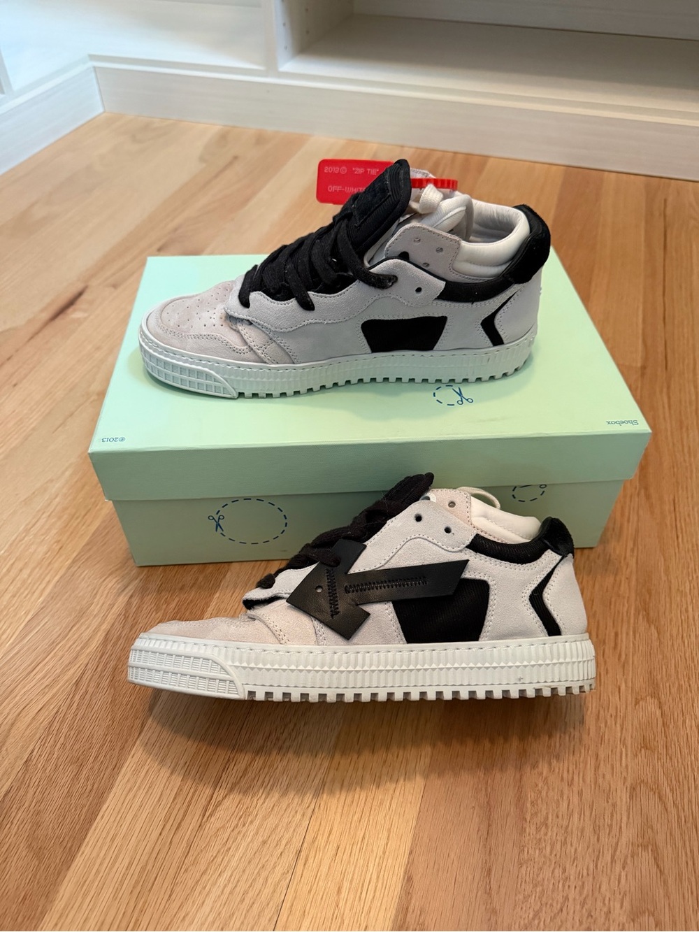 Off-White Kids Low-Top Sneakers in White and Black